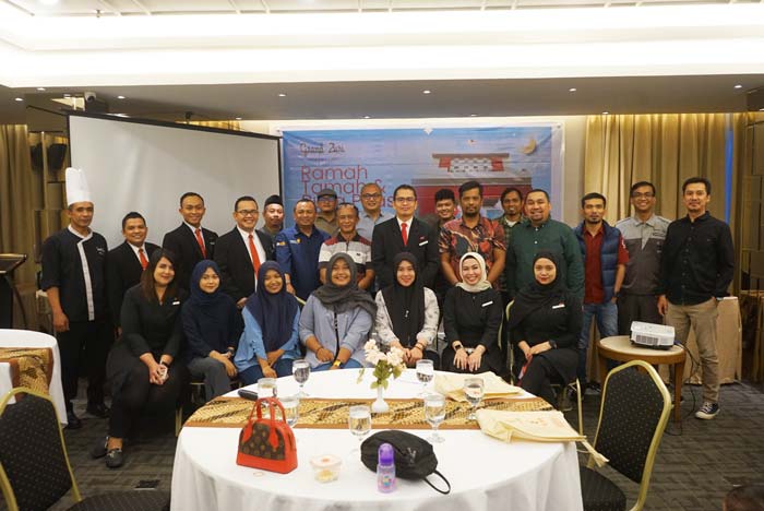 Jajaran Manajemen Hotel Grand Zuri bersama awak media berfoto saat acara ramah tamah dan buka puasa bersama di Hotel Grand Zuri Pekanbaru, Kamis (28/3/2024).