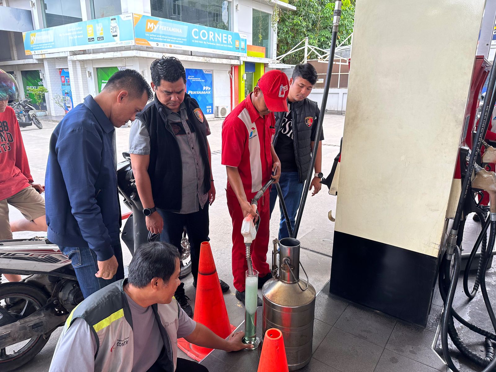 Kasat Reskrim Polresta Pekanbaru Kompol Bery Juana Putra saat melakukan pengecekan di salah satu SPBU yang berada di Jalan Riau, Pekanbaru, Sabtu (30/3/2024).