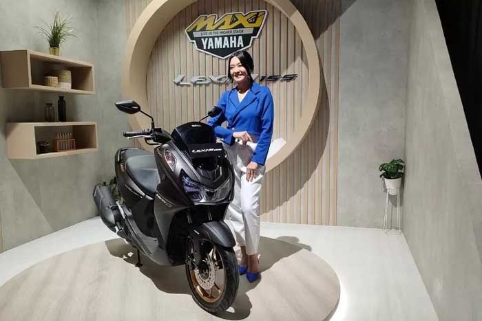 Seorang model bersama motor Yamaha.
