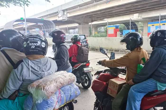 Sejumlah pemudik meminggirkan kendaraannya untuk beristirahat sejenak sebelum melanjutkan perjalanannya menuju Jakarta di Jalan Inpeksi Kalimalang, Selasa (25/4/2023).