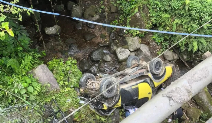 Satu unit kendaraan roda empat yang kemudian diketahui mobil dikendarai anggota DPRD Padangpanjang masuk jurang di Lembah Anai, Kabupaten Tanahdatar, Sumbar, Ahad (31/3/2024).