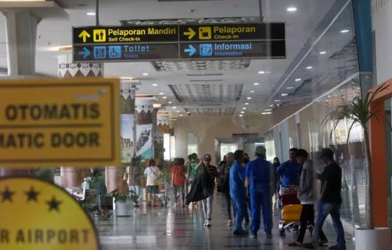 Aktivitas penumpang di bandara SSK II Pekanbaru.