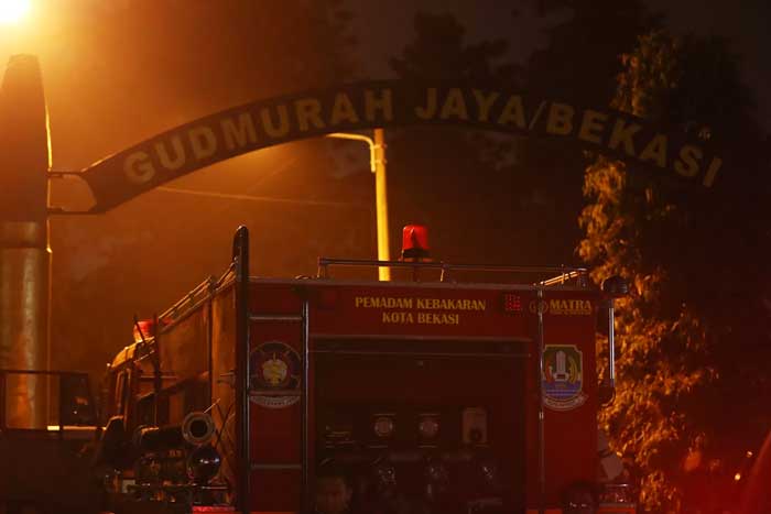 Mobil pemadam kebakaran yang akan memasuki Gudang Munisi Daerah (Gudmurah) di Batalyon Artileri Medan (Yonarmed) 07/155 GS Kodam Jaya di Ciangsana, Kabupaten Bogor, Sabtu (30/3/2024).