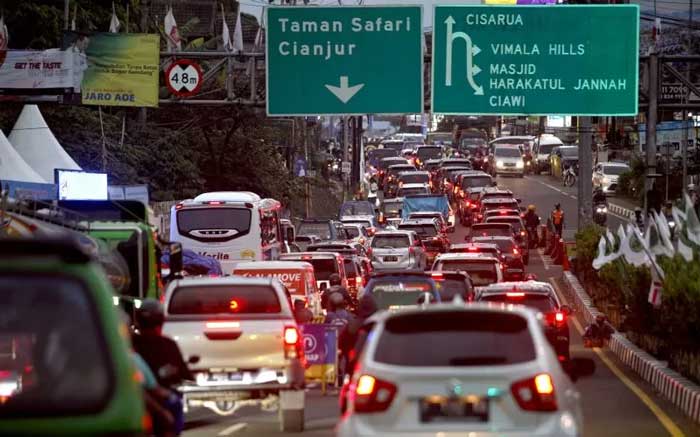 Suasana kepadatan kendaraan di Jalan Raya Puncak, Gadog, Kabupaten Bogor, Jawa Barat.