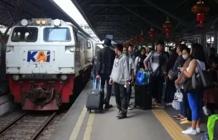 PT Kereta Api Indonesia atau KAI (Persero) melaporkan total tiket kereta api jarak jauh pada periode angkutan lebaran 2024 sudah terjual sebanyak 2.136.324.
