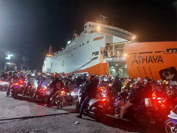 Ilustrasi: Pemudik motor yang hendak menyebrang ke Pulau Sumatera dipisahkan pelabuhannya.