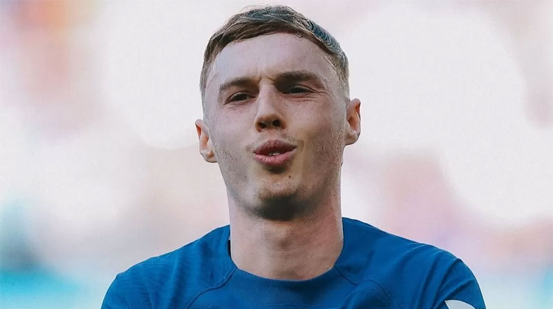 Penyerang Chelsea Cole Palmer melakukan selebrasi usai mencetak gol ke gawang Burnley melalui penalti.