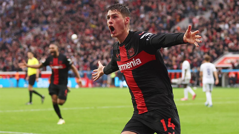 Patrik Schick melakukan selebrasi usai mencetak gol penentu kemenangan Bayer Leverkusen atas Hofenheim di Bay Arena, Leverkusen, Sabtu (30/3/2024).