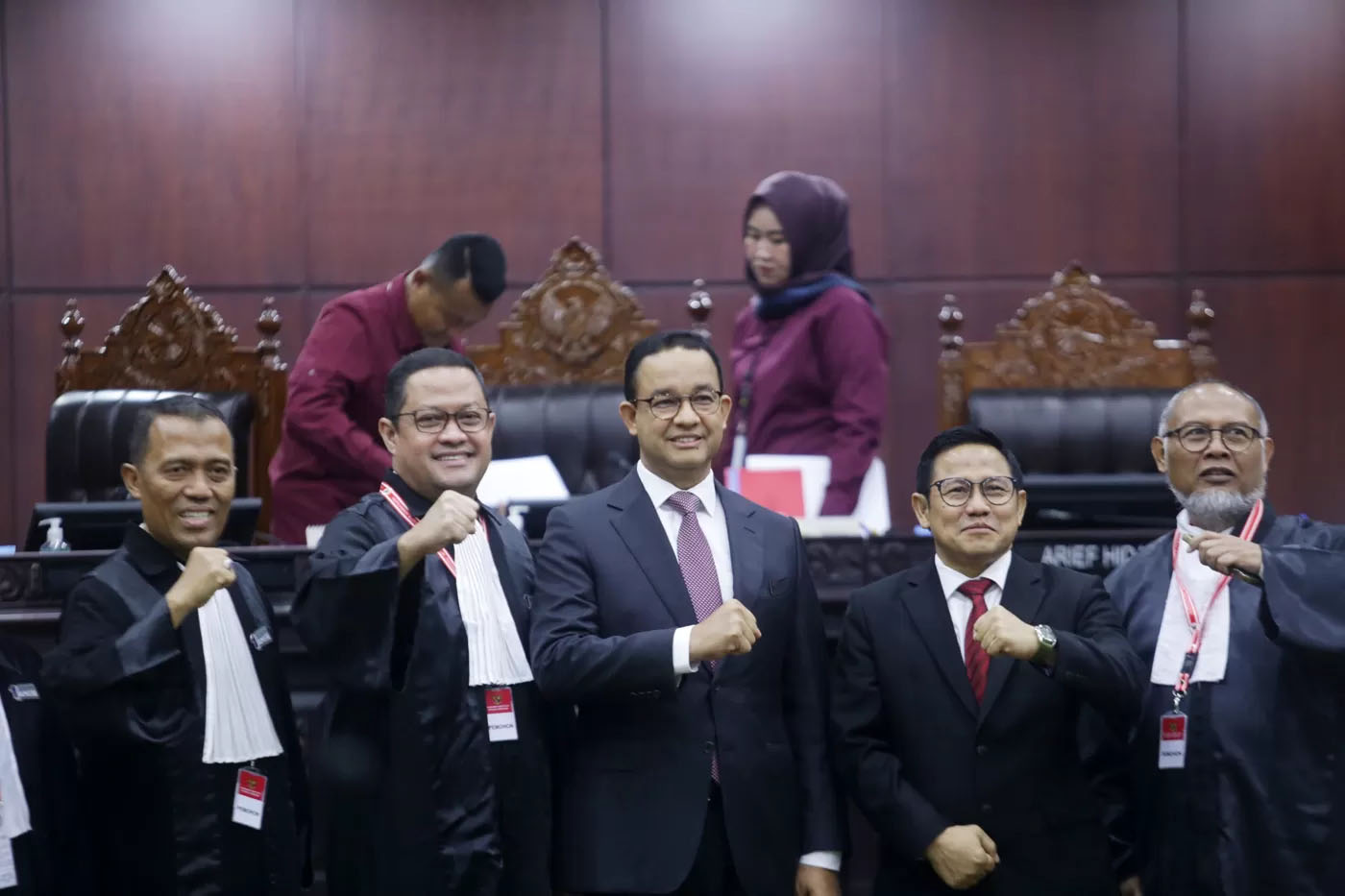 Capres dan cawapres 1 Anies Baswedan dan Muhaimin Iskandar selaku pihak pemohon dalam sidang perdana perselisihan hasil Pilpres 2024 di Gedung Mahkamah Konstitusi, Jakarta, Rabu (27/3/2024).