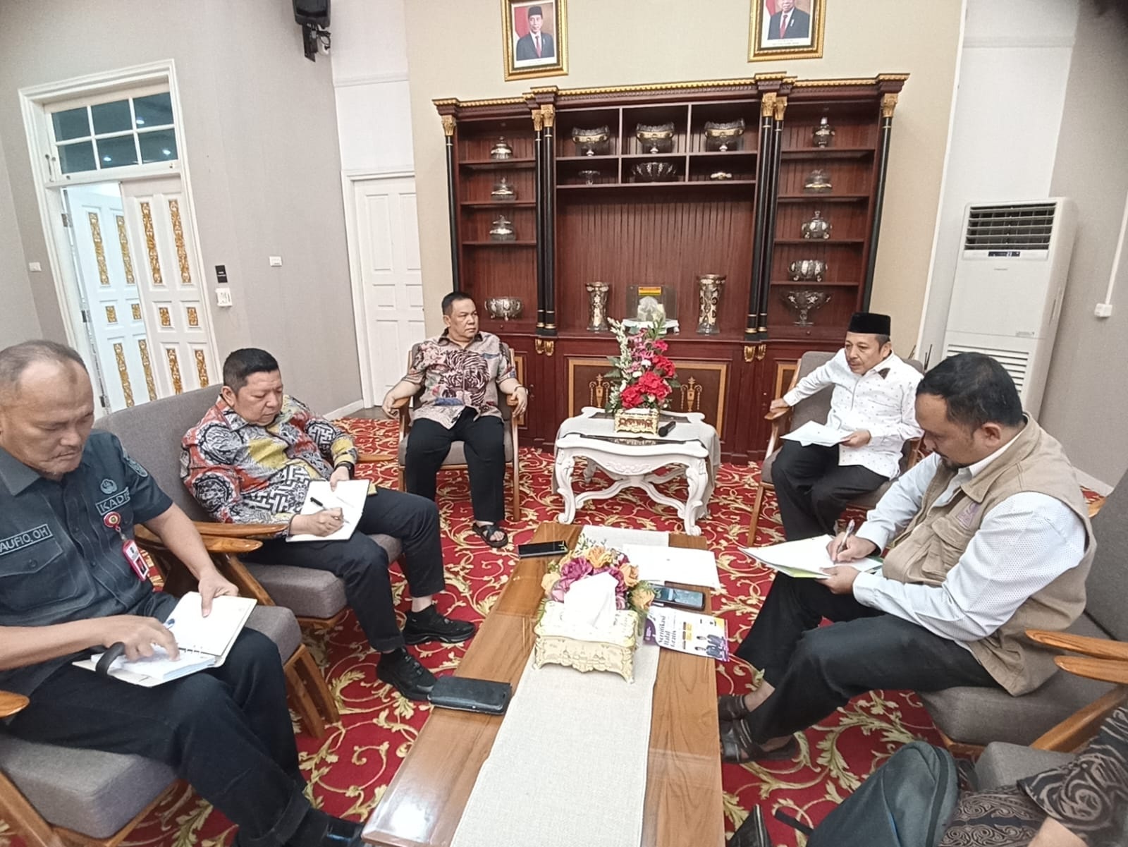Suasana saat Kemenag Riau Audiensi Sertifikasi Halal bersama Pj Gubernur Riau.&nbsp;