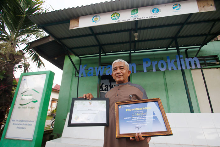 Mirshal alias Achenk salah seorang pegiat lingkungan menunjukkan sejumlah penghargaan yang diraihnya hasil dari kepeduliannya dan mampu memberikan pengaruh baik terhadap lingkungan.