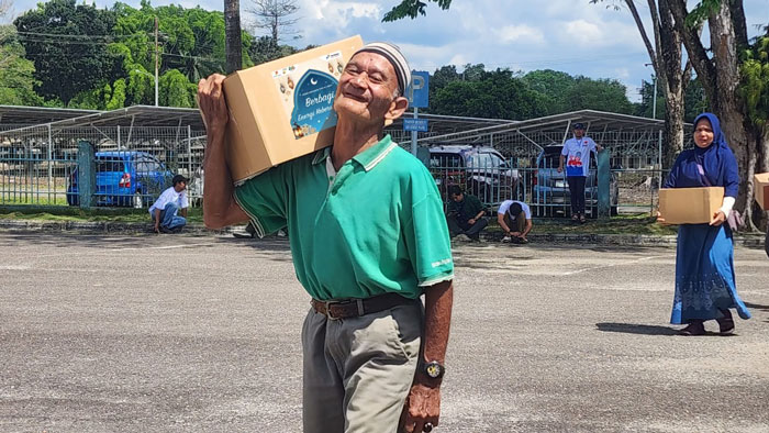 Raut kebahagiaan terpancar dari wajah masyarakat usai membeli sembako murah yang digelar PT Pertamina Hulu Rokan (PHR) di Kecamatan Rumbai, Pekanbaru, Sabtu (30/3/2024).
