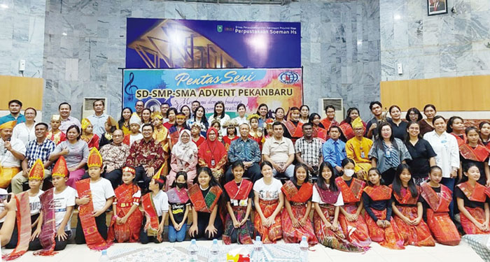 Para pimpinan Advent, wali murid dan peserta foto bersama usai pembukaan pentas seni, Kamis (28/3/2024).