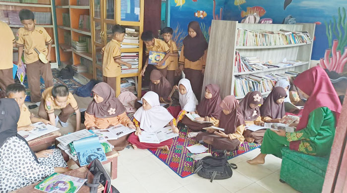 Ruang Perpustakaan di SDN 92 Pekanbaru dijadikan ruang kelas alternatif selama Ramadan untuk meningkatkan literasi, baru-baru ini.