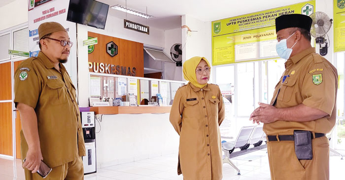 Kepala Diskes Inhu Elis Julinarti DCN Mkes berbincang dengan petugas Puskesmas Pekan Heran dalam rangka kesiapsiagaan libur Idulfitri, baru-baru ini.