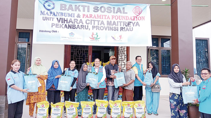 Pimpinan Vihara Citta Maitreya bersama dengan Ketua Harian Vihara Citta Maitreya Pekanbaru, Ketua RW 8 menyerah paket Idulfitri kepada masyarakat, Ahad (31/3/2024).