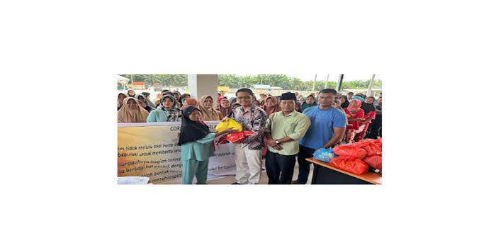 Owner PKS PT SUEK Surya Riski, menyerah bantuan sembako kepada warga kurang mampu di dua Desa Petani dan Buluh Manis di halaman kantor perusahaan, Sabtu (30/3/2024).