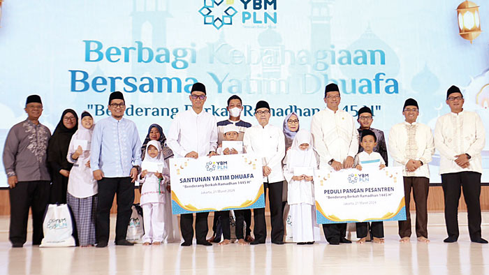Direktur Utama PLN Darmawan Prasodjo (ketujuh dari kiri) memberikan bantuan santunan yatim dhuafa dan peduli pangan pesantren secara simbolis, Jakarta pada (21/3/2024).