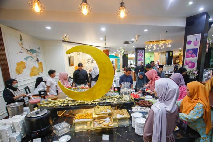 Pengunjung menikmati berbagai menu yang disajikan oleh Grand Suka Hotel dengan mengusung tema Kemilau Ramadan, Pekanbaru, Kamis (28/3/2024).