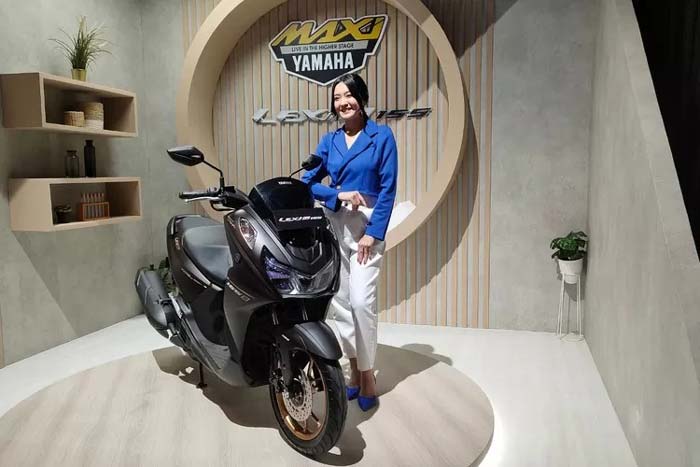 Sales Marketing PT Alfa Scorpii foto bersama Yamaha Lexi 155. Selama Ramadan ini PT Alfa Scorpii memberikan promo khusus untuk konsumen setia Yamaha.