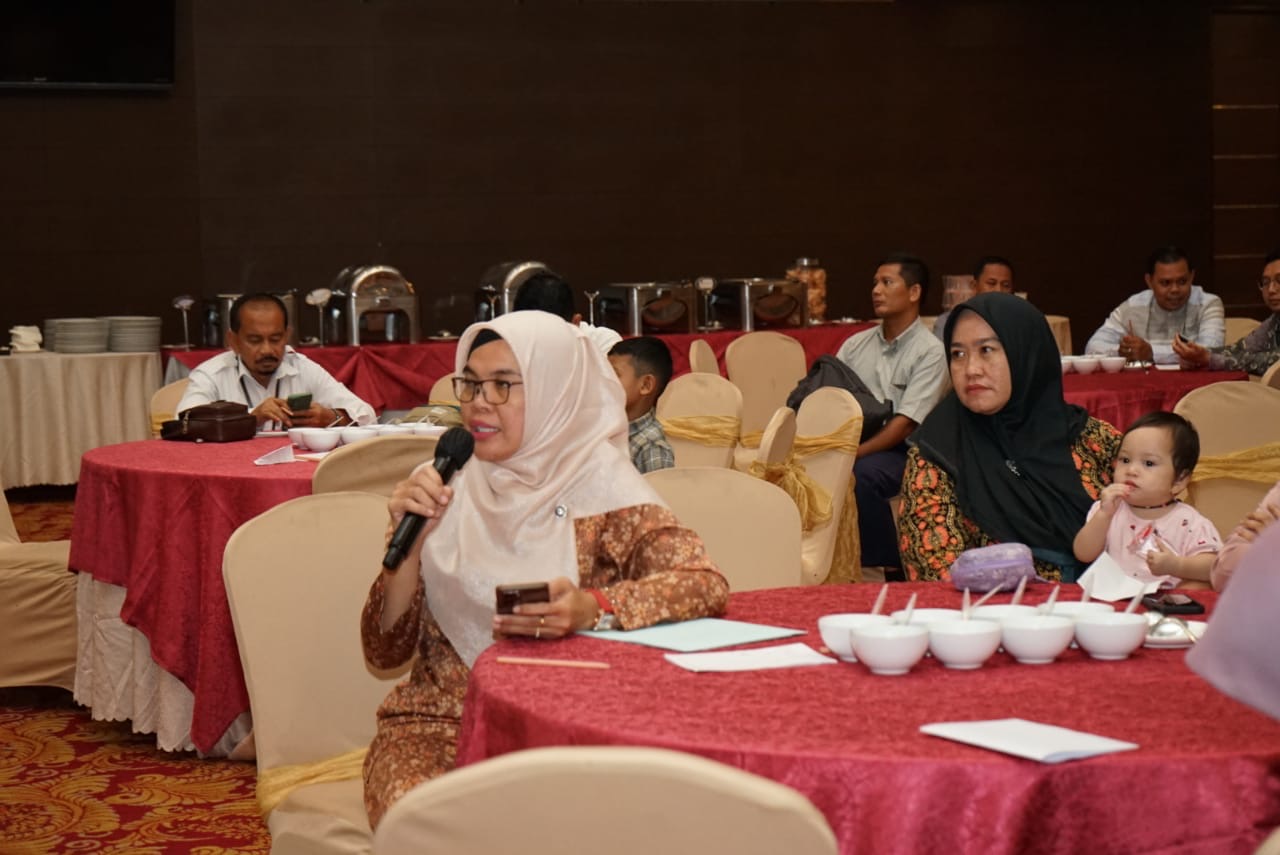 Salah seorang peserta sedang mengajukan pertanyaan kepada narasumber pada acara Rakerda, Senin (1/4/2024).