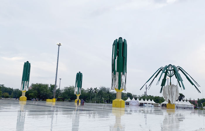 Kondisi payung elektrik Masjid Raya An-Nur Provinsi Riau, Kamis (28/3/2024). Dari enam payung elektrik yang ada, satu payung perlu dilakukan penyetingan ulang oleh pihak kontraktor.