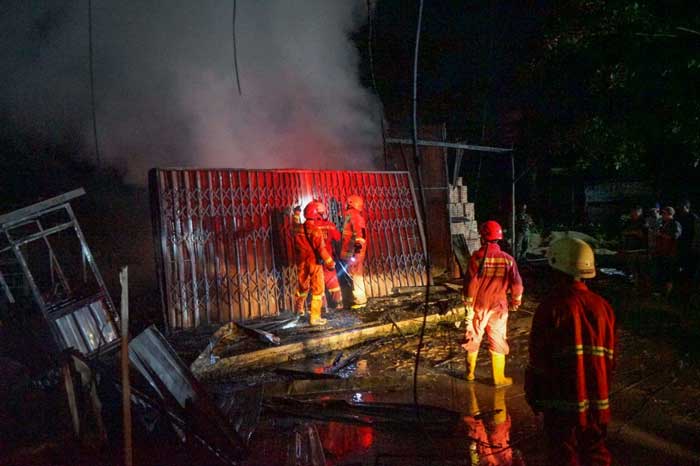Kebakaran : Petugas pemadam kebakaran melakukan pemadaman api yang membakar dua kios di Jalan Cipta Karya Pekanbaru, Senin (1/4/2024).
