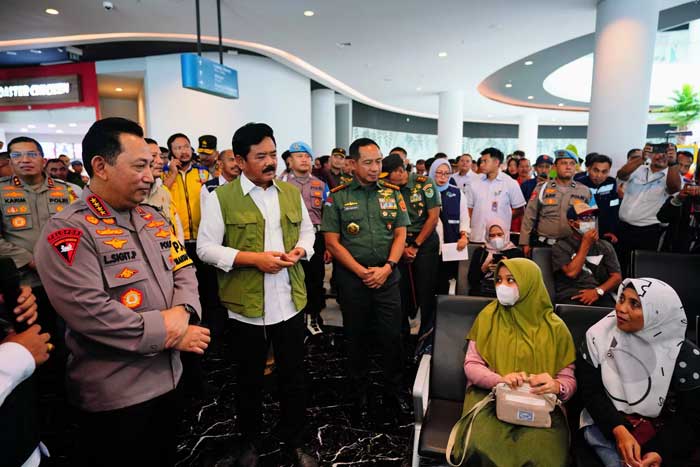 Kapolri Jenderal Listyo Sigit Prabowo dan Menkopolhukam Hadi Tjahjanto di Pelabuhan Merak, Banten.