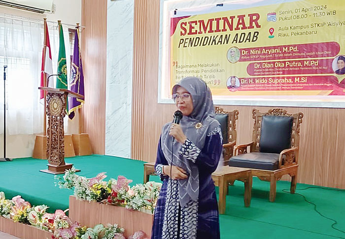 Ketua STIKIP Aisyiyah yang juga Dosen Prodi PG-PAUD di STKIP Aisyiyah Riau saat menjadi narasumber pada seminar pendidikan berbasis Adab di aula STIKIP Riau, Senin (1/4/2024).