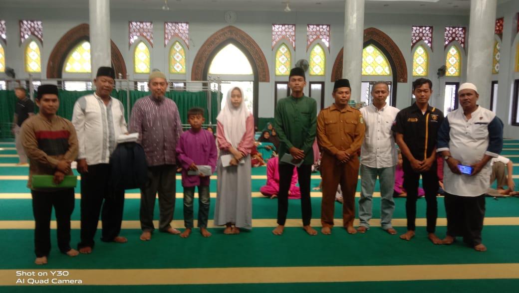 Ketua Forum Peduli Anak Yatim yang juga Penghulu Benteng Hulu Sadam bersama Manajer SPBU 14286670 Benteng Hulu Muhammad Rusli Hasibuan foto bersama anak yatim di Masjid Besar Sultan Abdul Jalil.