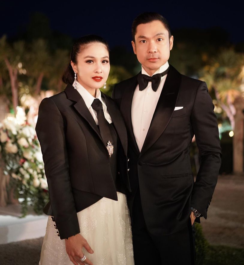 SANDRA DEWI DAN HARVEY MOEIS