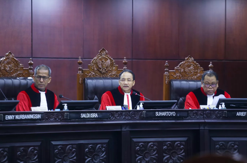 Ketua Mahkamah Konstitusi (MK) Suhartoyo (tengah) didampingi jajaran Hakim Konstitusi saat memimpin sidang sengketa pilpres.