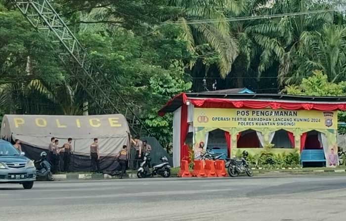 Pos pengamanan operasi tertib Ramadan Lancang Kuning 2024 di simpang Tugu Cerano Teluk Kuantan, terlihat berdiri. Personel Polres tetap melakukan pemantauan kendaraan yang melintas. Selasa (2/4/2024)