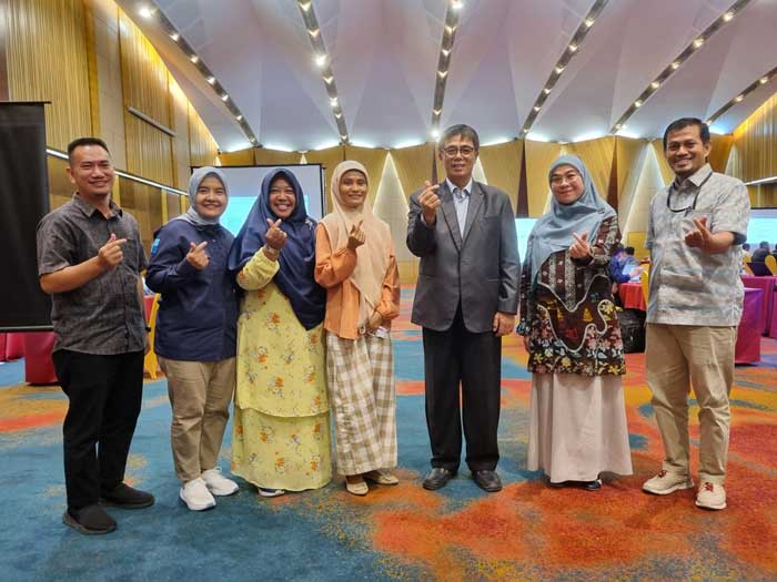 Foto bersama Tim Pengusul, Mitra Pengusul, Reviewer dan fasilitator.