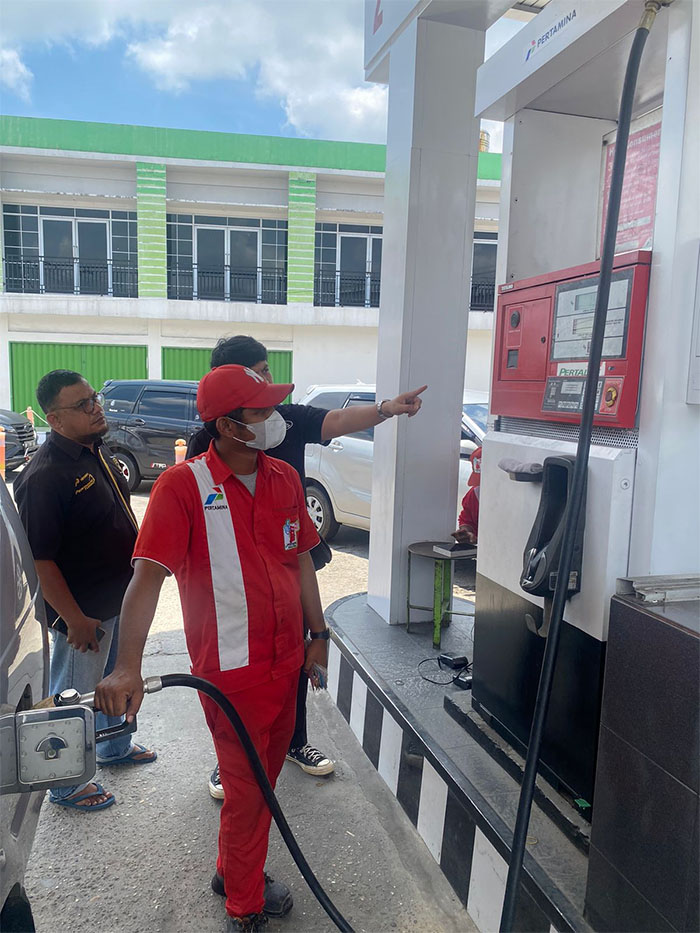 Personel Polres Kampar melaksanakan pengecekan pendistribusian dan penyaluran BBM di SPBU 14.2846.97, Jalan Raya Pekanbaru-Bangkinang, Selasa (2/3/2024).