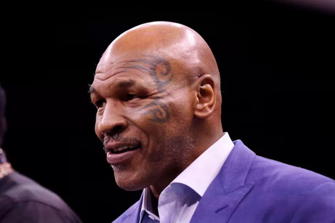 Mike Tyson ketika berada di Arab Saudi pada Februari 2023. Legenda tinju kelas berat itu dijadwalkan akan naik kembali ke ring tinju pada Juli melawan Jake Paul.