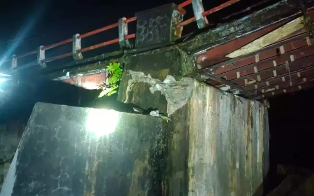 Jembatan Batang Sani di Padangpariaman amblas akibat air sungai meluap pasca hujan deras.