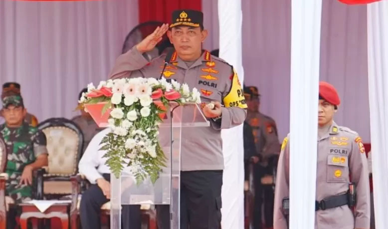Kapolri Jenderal Listyo Sigit Prabowo saat memimpin Apel Gelar Pasukan Operasi Ketupat 2024 di Lapangan Silang Monas, Jakarta.
