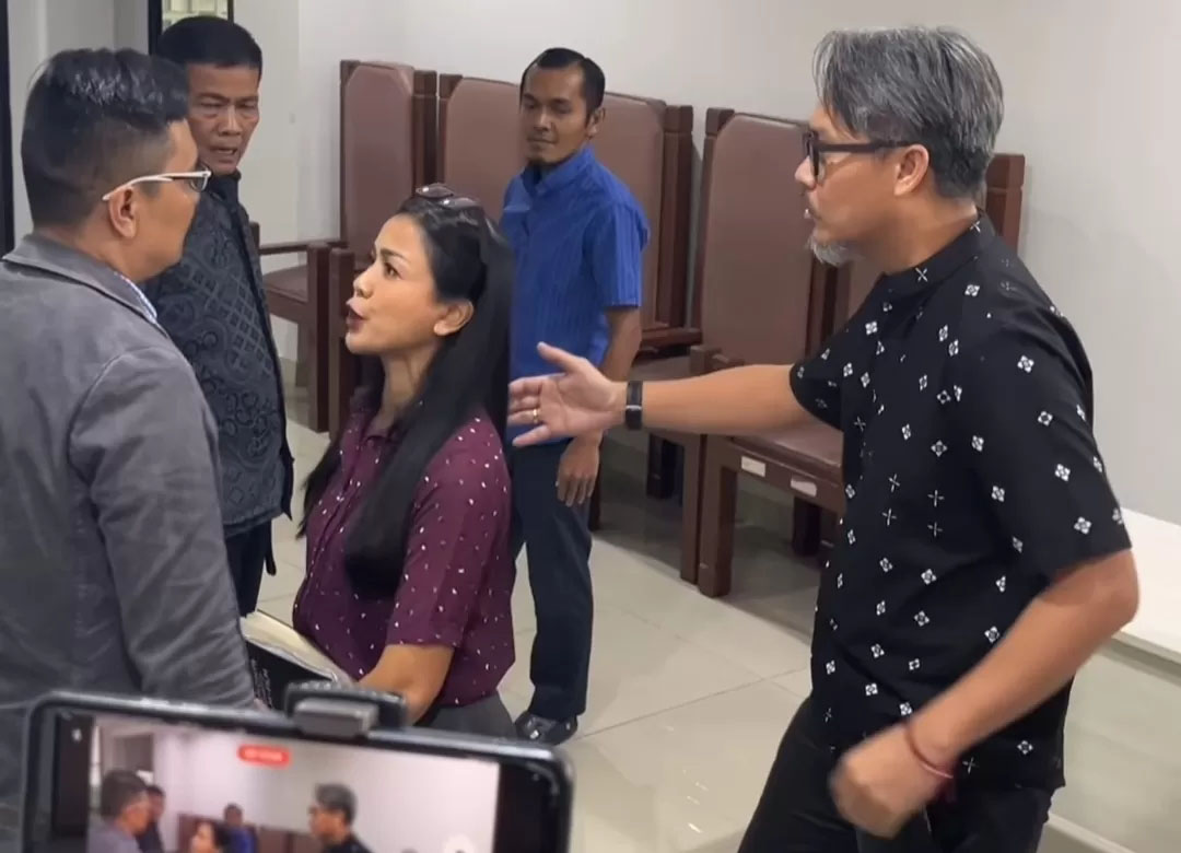 Nirina Zubir adu mulut dengan pengacara Riri Khasmita.