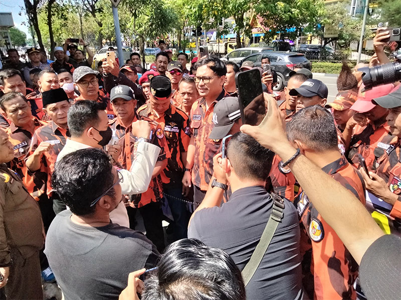 Kasatpol-PP Pekanbaru, Zulfahmi Adrian menyambut massa yang tergabung dalam MPW Pemuda Pancasila (PP) Provinsi Riau pada aksi damai di depan MPP Kota Pekanbaru, Rabu (3/4/2024).