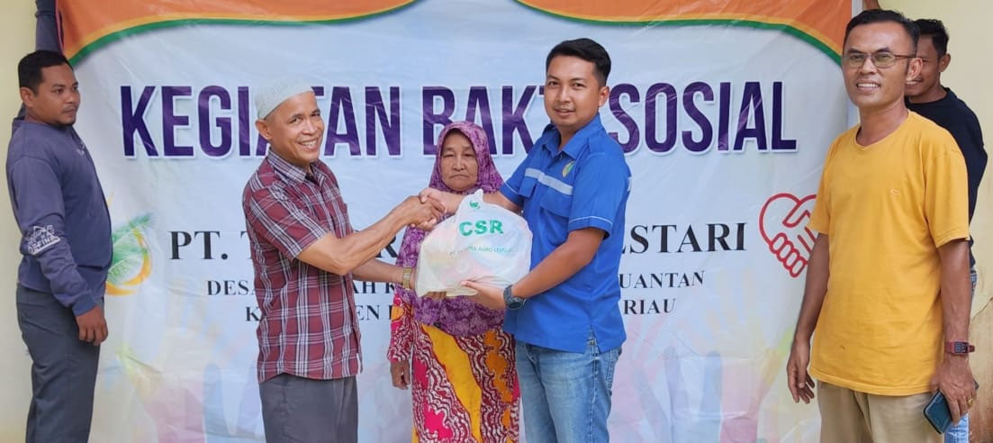Pihak perusahaan menyerahkan sembako secara simbolis kepada Pj Kades Sungai Pinang, Martapen, Rabu (3/4/2024).