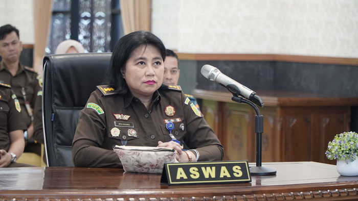 Aswas Kejati Riau Ayu Agung saat mengikuti HaloRB secara virtual dari Gedung Kejati Riau pada Selasa (2/4/2024).