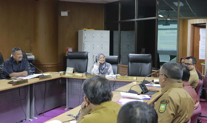 Wakil Ketua Komisi V DPRD Riau Karmila Sari saat memimpin rapat dengar pendapat dengan Dinas Pendidikan Provinsi, baru-baru ini.&nbsp;