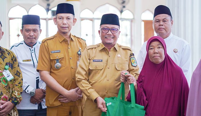 Sekda Siak Arfan Usman menyalurkan zakat untuk 73 mustahik di Masjid Raya Amirul Mukminin, Kelurahan Sungai Apit, Kecamatan Sungai Apit, Senin (1/4/2024).