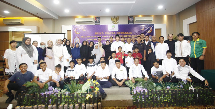 General Manager Hotel Angkasa Garden Pekanbaru Hotman Chris Mario foto bersama dengan karyawan dan anak panti asuhan usai berbuka puasa di Hotel Angkasa Garden, Pekanbaru, Selasa (2/4/2024).