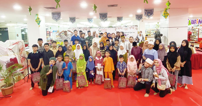 Manajemen Plaza The Central dan Hotel Ameera Pekanbaru foto bersama dengan anak yatim saat momen buka puasa di lantai dasar Plaza The Central Pekanbaru, Senin (1/4/2024).