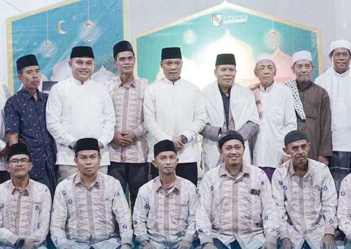Pj Wali Kota Pekanbaru foto bersama masyarakat saat safari Ramadan di Masjid Darul Mukhlisin, Kecamatan Bukit Raya, Senin (1/4/2024).