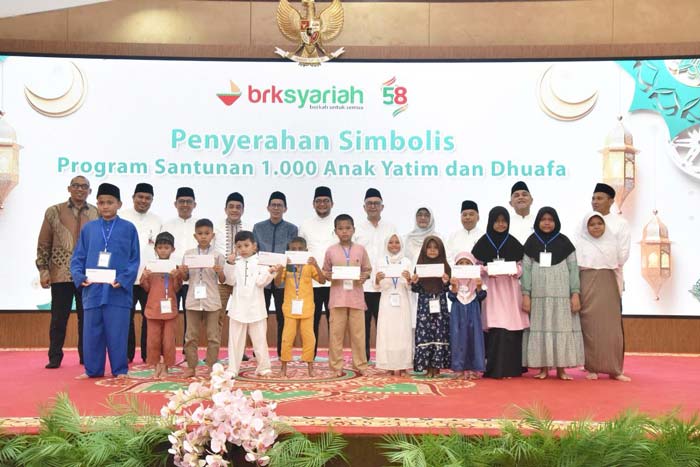 Komisaris Utama BRK Syariah Syahrial Abdi dan Jajaran Direksi berfoto bersama di sela-sela peringatan Milad BRK Syariah ke-58 di Pekanbaru, Selasa (2/4/2024).