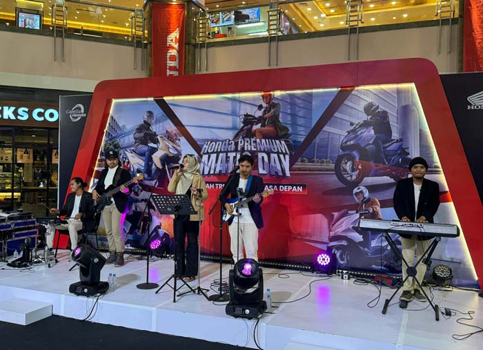Live performance by Cherie Band saat pameran Honda Premium Matic Day di Mal SKA, Ahad (31/3/2024).