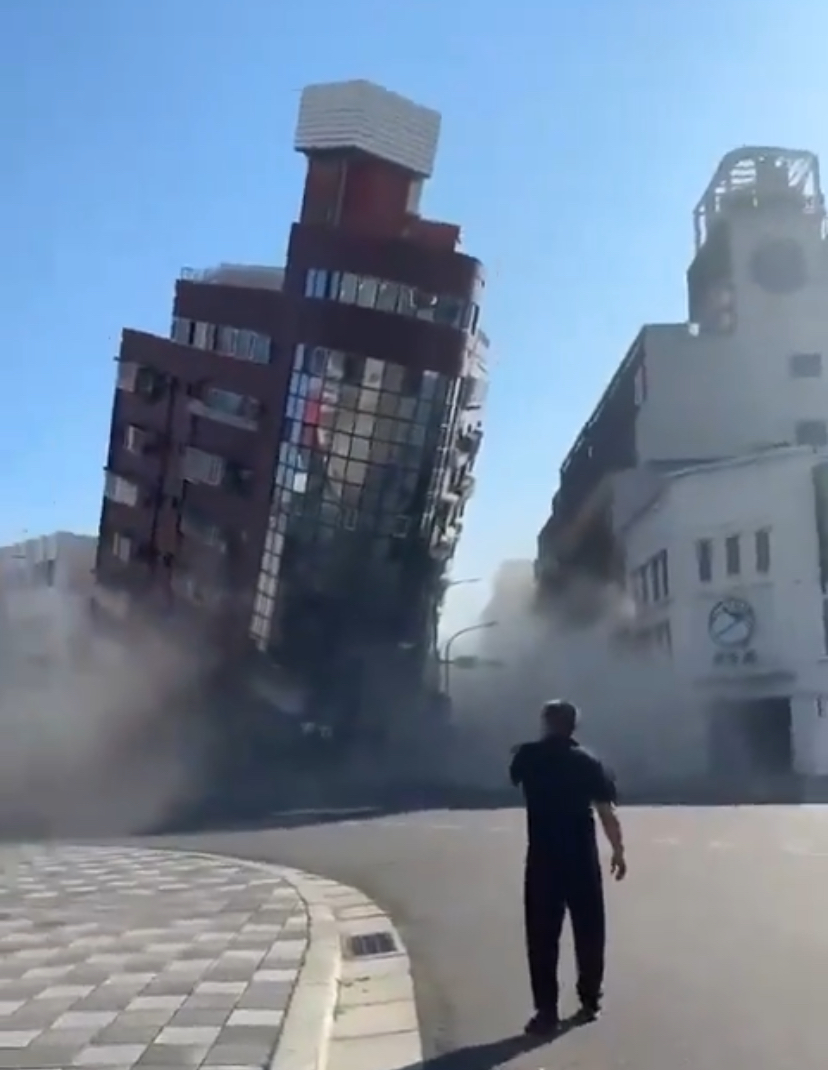Tangkapan layar detik-detik sebuah gedung ambruk setelah gempa mengguncang Taiwan.